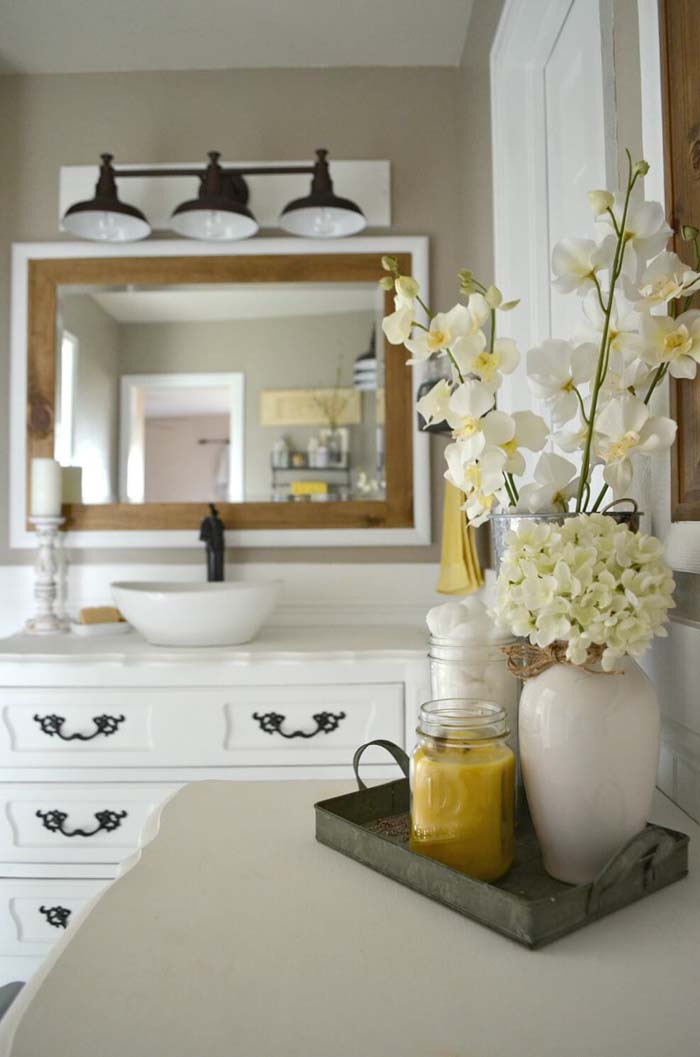 Bright Farmhouse Bathroom with Wood and Flowers #farmhousebathroom #bathroom #decorhomeideas