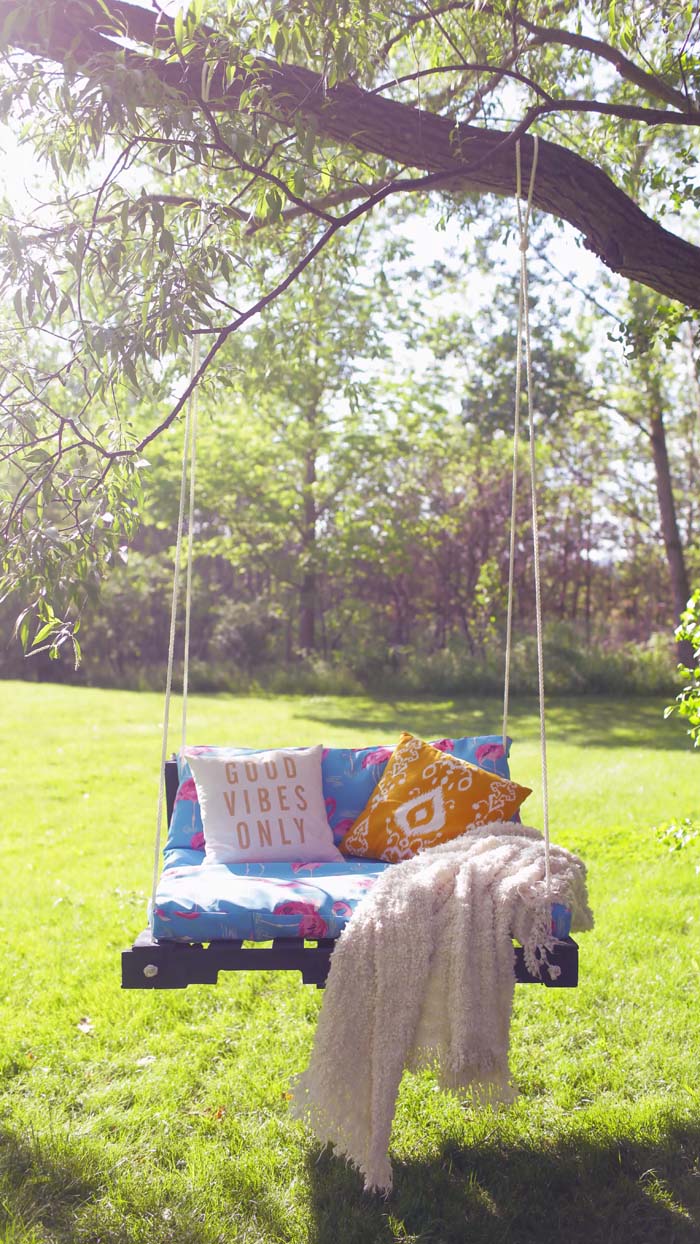 DIY Outdoor Pallet Swing #gardenswing #swingplans #decorhomeideas