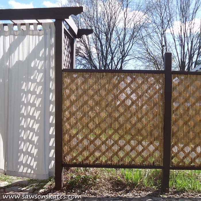 DIY Privacy Fence Bamboo Look #privacyfence #diy #fencingideas #decorhomeideas