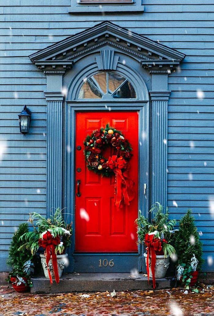 Gorgeous Red Door in Holiday Style #frontdoorcolor #frontdoor #paintcolor #decorhomeideas