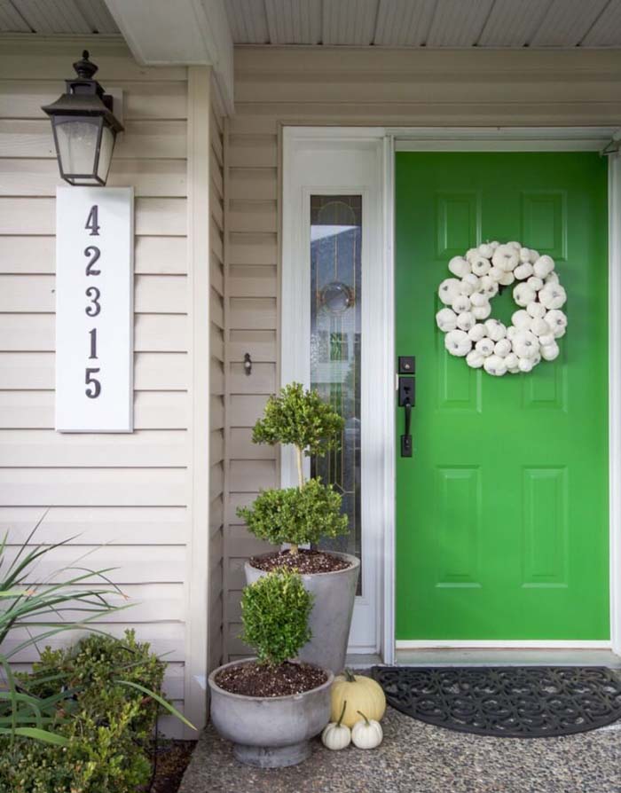 Green Door Idea with Wreath #frontdoorcolor #frontdoor #paintcolor #decorhomeideas