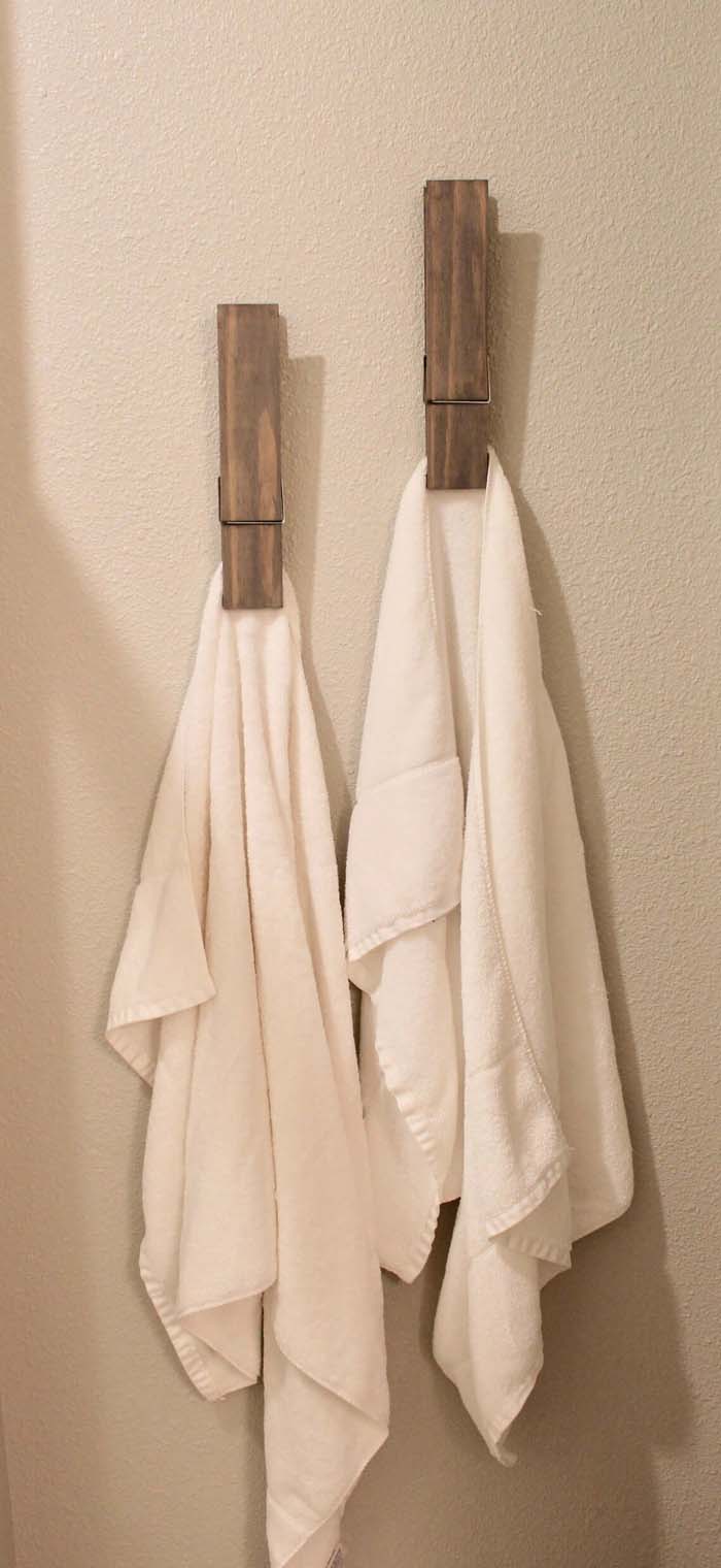 Oversized Clothespin Bathroom Towel Holders #farmhousebathroom #bathroom #decorhomeideas