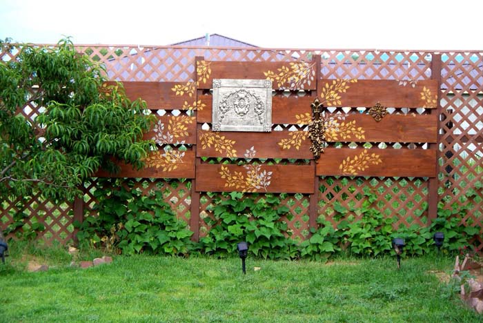 A Privacy Wall Doesn't Have To Be Boring Anymore #privacyfence #diy #fencingideas #decorhomeideas