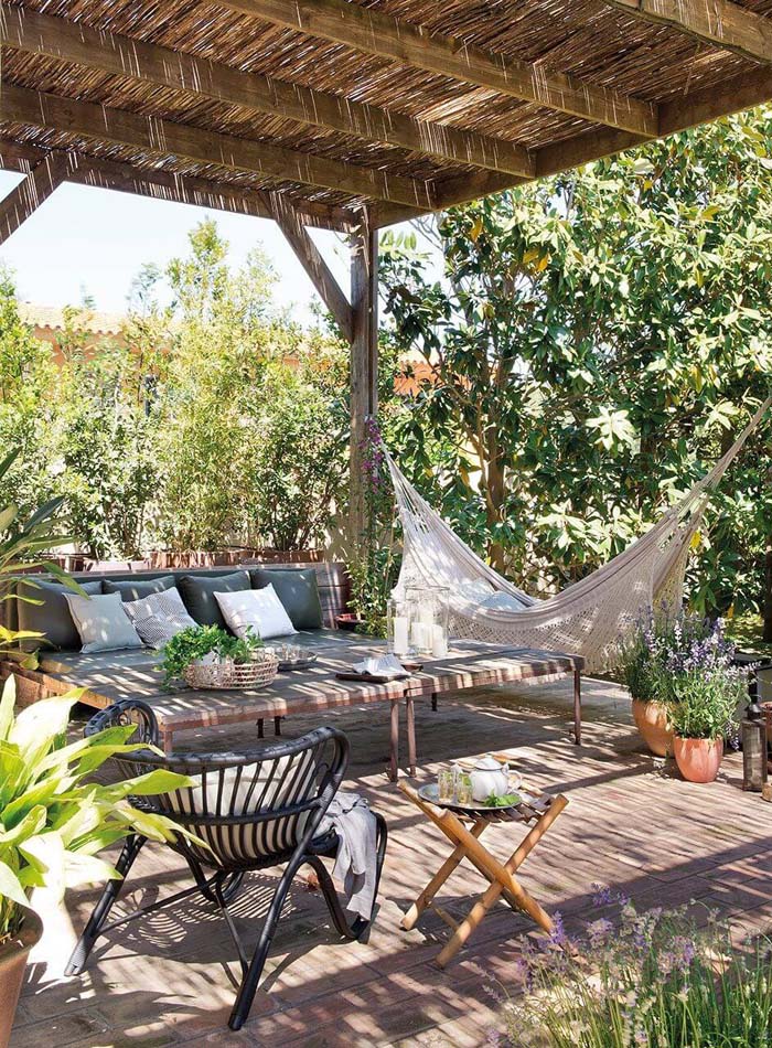 Provincial Cottage Pergola Setting With Hammock #pergola #pergolaideas #pergoladesign #decorhomeideas