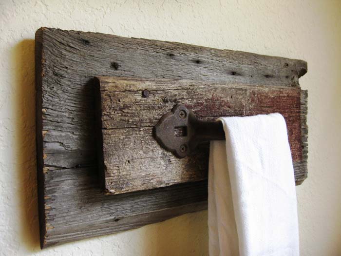 Reclaimed Hardware Towel Hook #rusticbathroom #rusticdecor #decorhomeideas