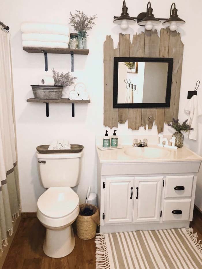 Wood and White Rustic Charm Bathroom #rusticbathroom #rusticdecor #decorhomeideas