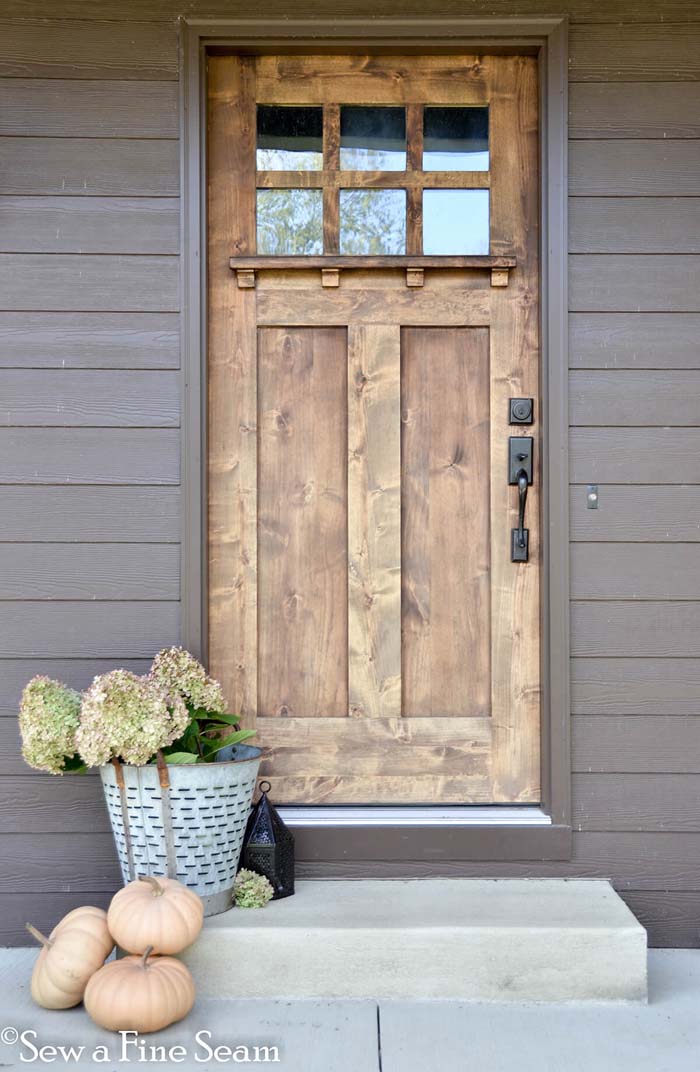 Wood Front Door with Hydrangea Bloom Decor #frontdoorcolor #frontdoor #paintcolor #decorhomeideas