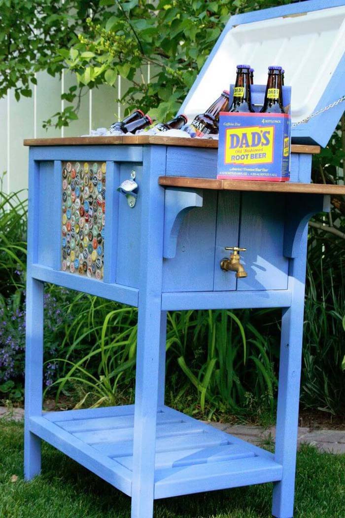 An Elevated Cooler Encased in Blue Wood #outdoorbar #diyoutdoorbar #decorhomeideas