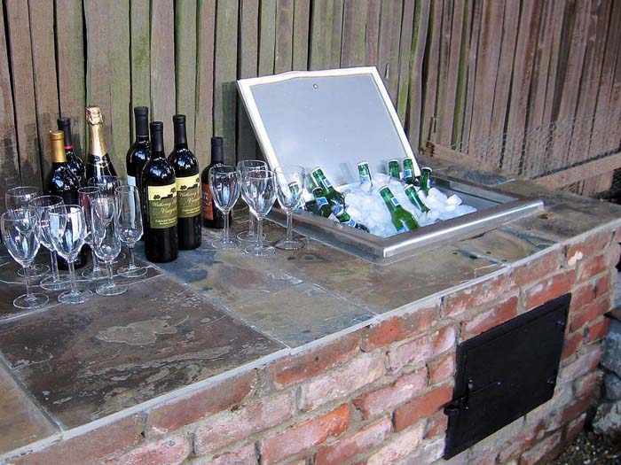 An Outdoor Stove with an Ice Chest #outdoorbar #diyoutdoorbar #decorhomeideas