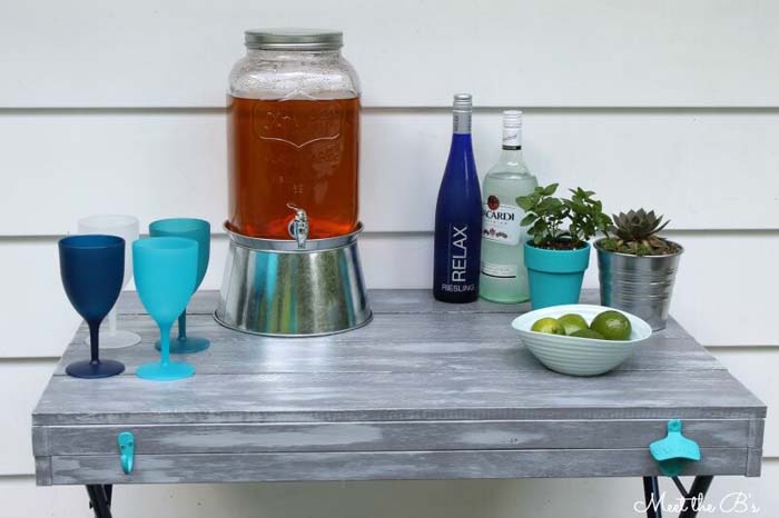 Awesome Upcycled Patio Bar Cart #outdoorbar #diyoutdoorbar #decorhomeideas