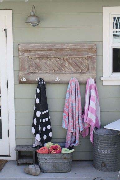Backyard Towel Rack #pooldecorideas #diypooldecor #decorhomeideas