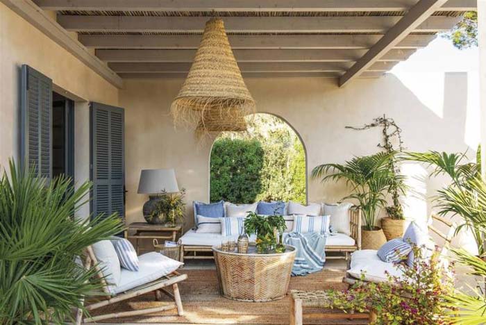 Beachy Blue and Neutral Rustic Patio #rusticpatioideas #rusticpatio #decorhomeideas