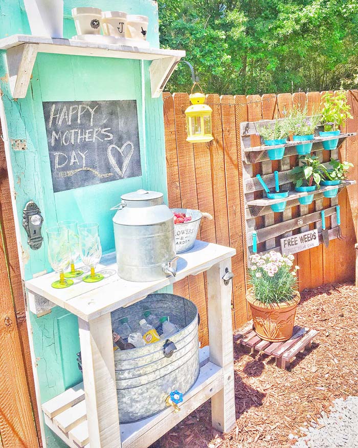 Best DIY Pallet and Door Bar #outdoorbar #diyoutdoorbar #decorhomeideas