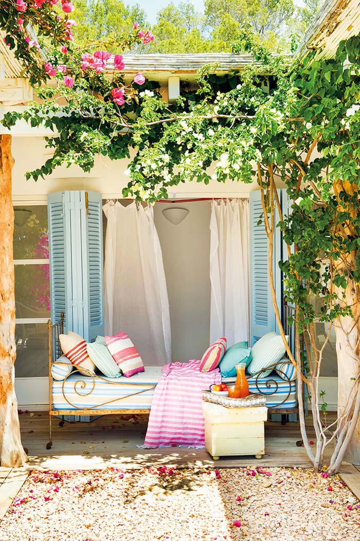 Bright, Cheerful Country Patio #rusticpatioideas #rusticpatio #decorhomeideas