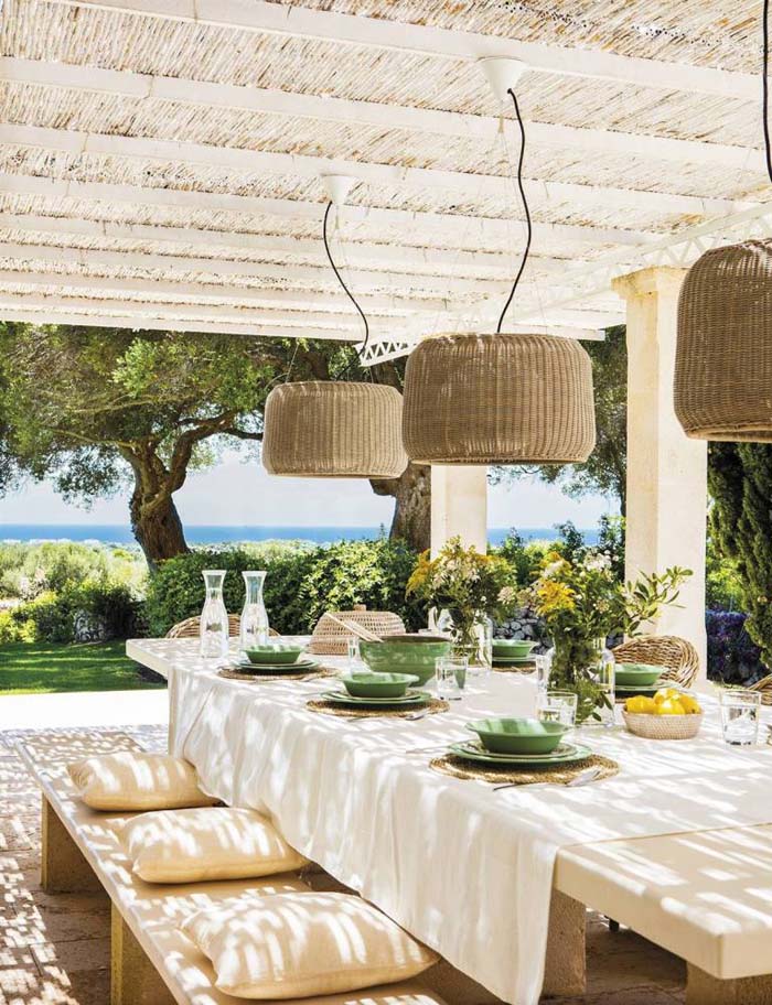 Bright White Seaside Patio #rusticpatioideas #rusticpatio #decorhomeideas