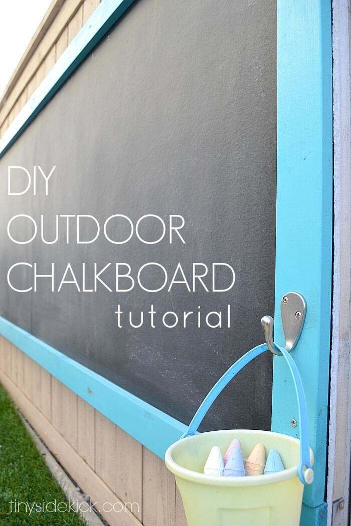 A Chalkboard to Draw and be Creative #backyardkidsgames #diybackyardgames #decorhomeideas