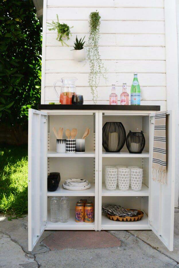 DIY Outdoor Buffet Stand with Tiled Top #outdoorbar #diyoutdoorbar #decorhomeideas