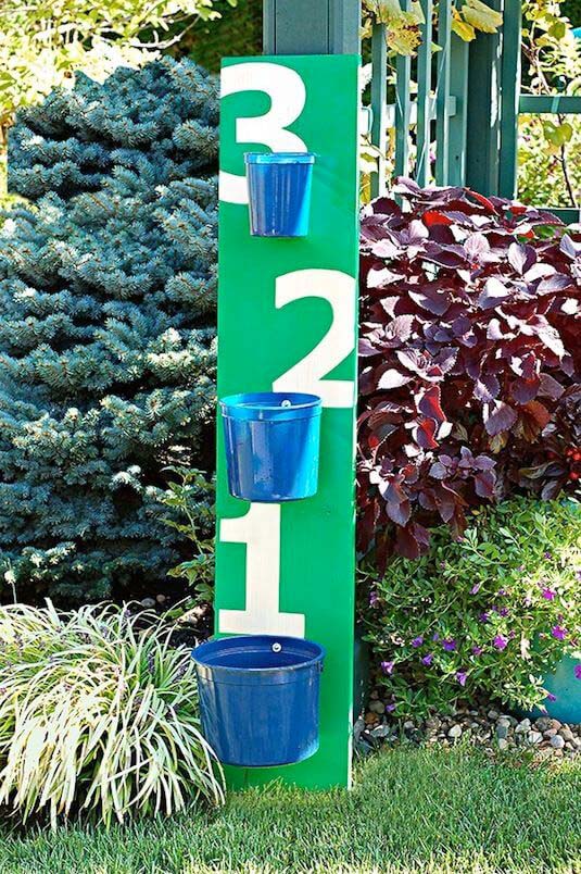 Easy DIY Ball Toss Game #diybackyardgames #outdoorgames #decorhomeideas