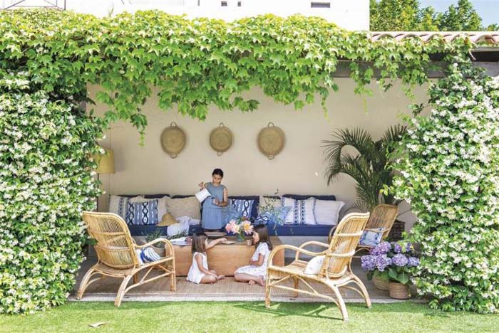 Fresh Blue and Natural Ivy Patio #rusticpatioideas #rusticpatio #decorhomeideas