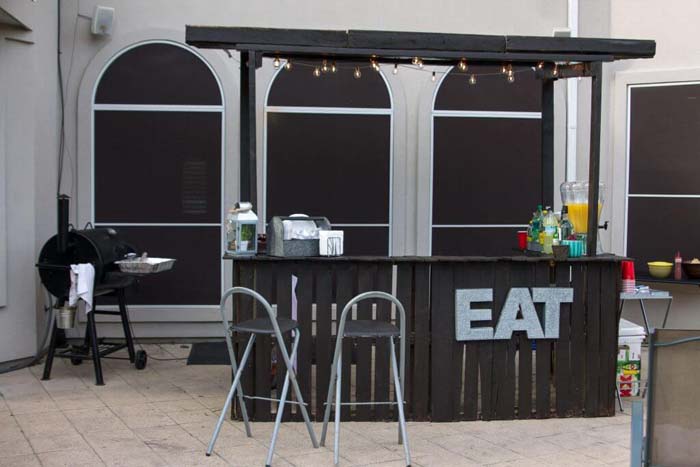 Full-Sized Outdoor Pallet Bar with Lights #outdoorbar #diyoutdoorbar #decorhomeideas