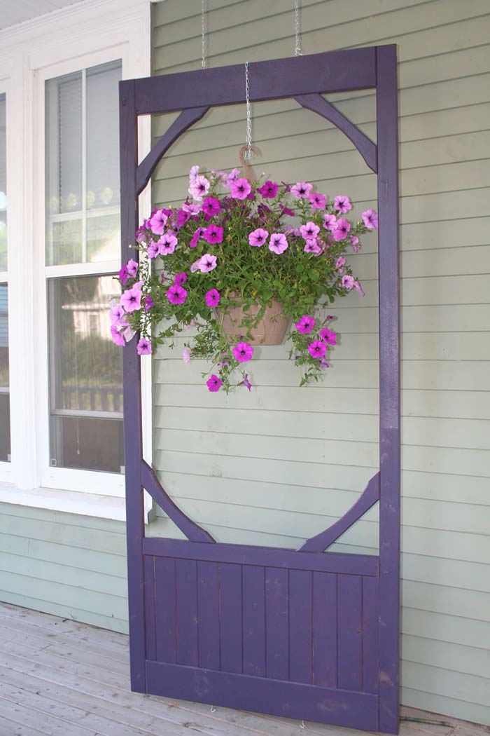Hanging Screen Door with Bountiful Planter #olddooroutdoordecor #olddoorgarden #decorhomeideas