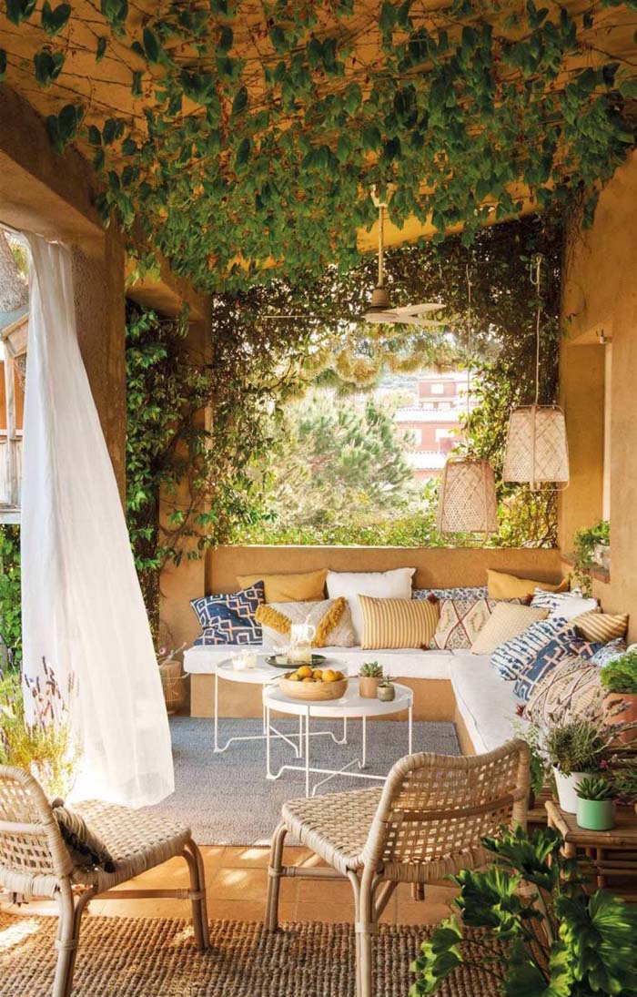 Ivy-Covered Ceiling Over a Corner Sofa #rusticpatioideas #rusticpatio #decorhomeideas