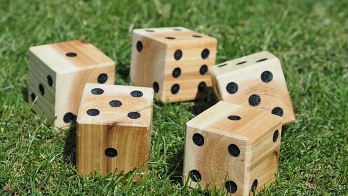 Massive Backyard Dice Yahtzee Game #diybackyardgames #outdoorgames #decorhomeideas