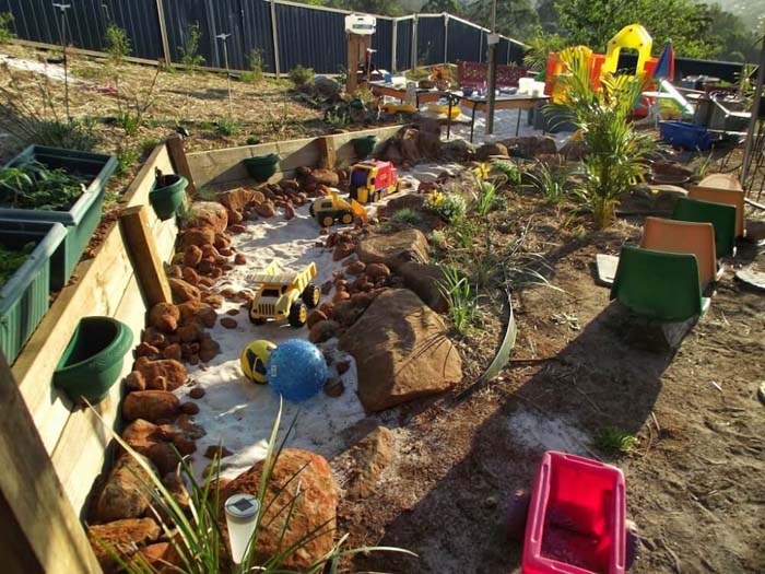 Natural Sandbox Perimeter with Stones and Rocks #backyardkidsgames #diybackyardgames #decorhomeideas