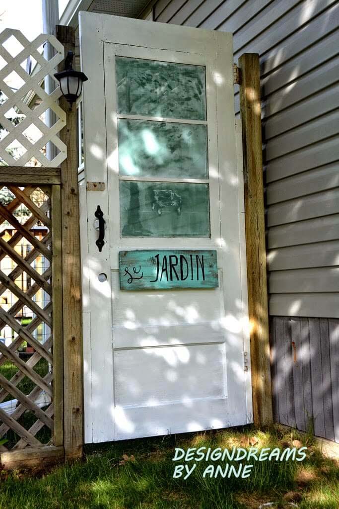 Old Door Outdoor Decor Idea for Gates #olddooroutdoordecor #olddoorgarden #decorhomeideas