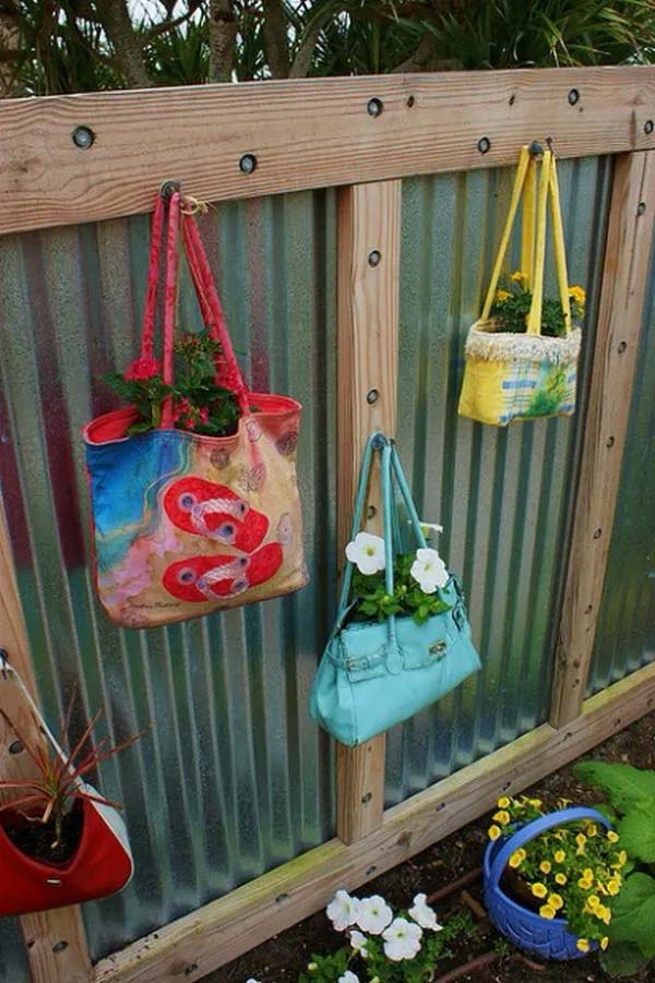 Old Purses and Beach Bags #fenceplanters #fenceflowerpots #decorhomeideas