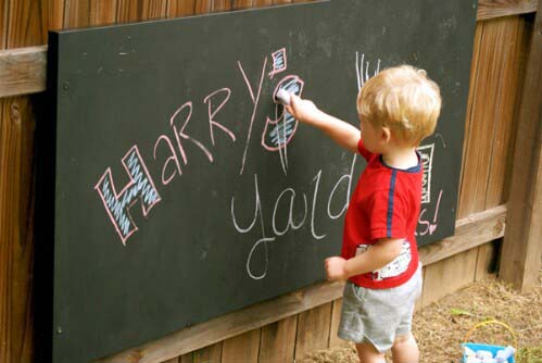 Outdoor Chalkboard #diybackyardgames #outdoorgames #decorhomeideas