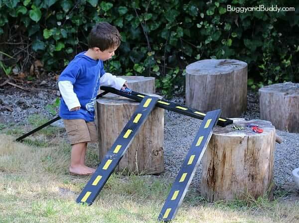 An Outdoor Race Track with Natural Obstacles #backyardkidsgames #diybackyardgames #decorhomeideas