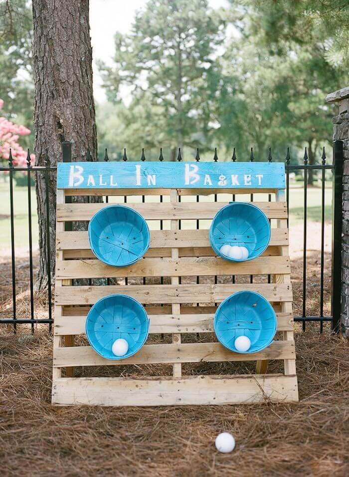 Pallet and Bushel BasketBall Toss Game #diybackyardgames #outdoorgames #decorhomeideas