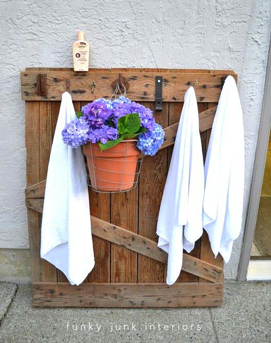 Pool Towel Hanger #pooldecorideas #diypooldecor #decorhomeideas