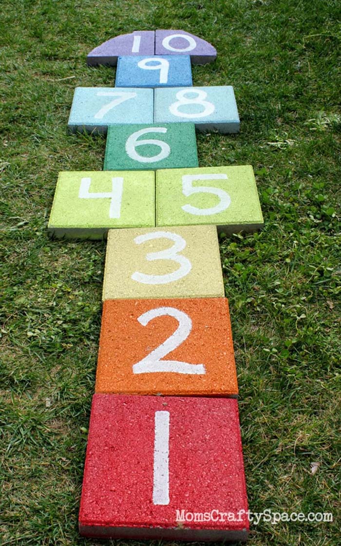 A Rainbow Colored Hop Scotch Mat #backyardkidsgames #diybackyardgames #decorhomeideas