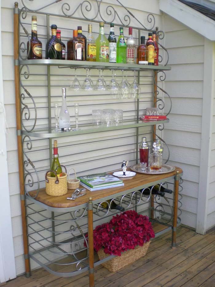 Upcycled Baker's Rack Outdoor Bar #outdoorbar #diyoutdoorbar #decorhomeideas