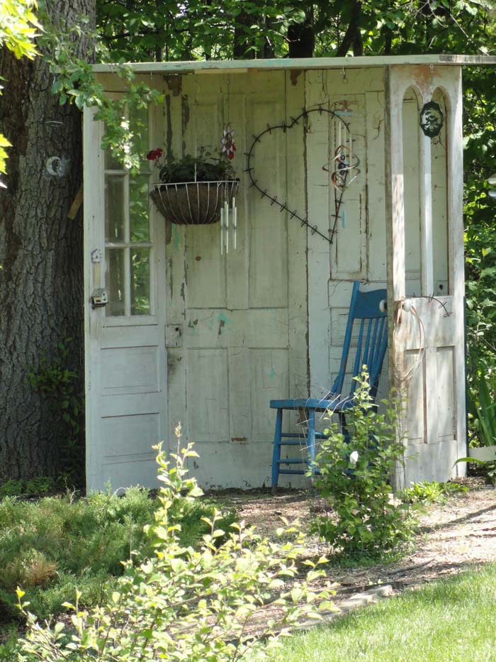 Use Repurposed Doors for a Garden Nook #olddooroutdoordecor #olddoorgarden #decorhomeideas