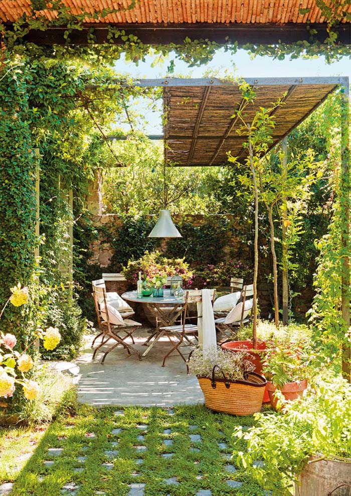 Walls of Greenery and Natural Materials #rusticpatioideas #rusticpatio #decorhomeideas