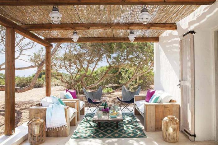 White And Jewel Tone Accents on a Desert Patio #rusticpatioideas #rusticpatio #decorhomeideas