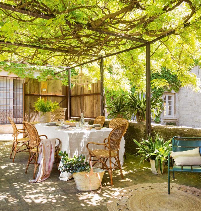 Wicker Furniture on a Rustic Garden Patio #rusticpatioideas #rusticpatio #decorhomeideas