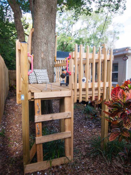 Wooden Treehouse to Look into the Distance #backyardkidsgames #diybackyardgames #decorhomeideas