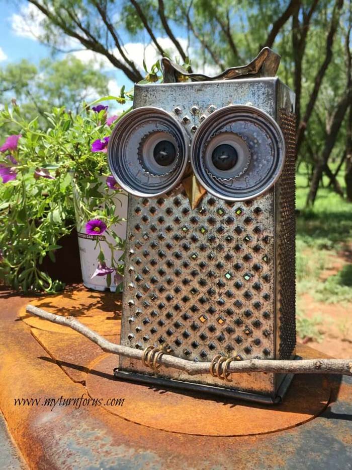 Awesome Rusty Kitchen Grater Owl #trashtotreasure #decorhomeideas