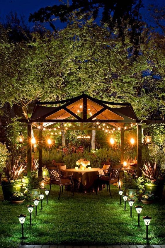 Beautiful Backyard Garden with String Lights #backyard #outdoorspaces #decorhomeideas