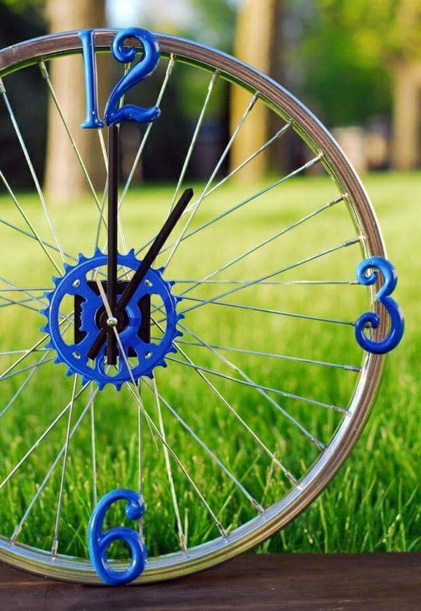 Bycicle Rim Clock for Bike Fans #trashtotreasure #decorhomeideas