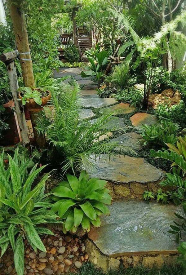 Charming Rainforest-Inspired Walkway #sideyard #sidegarden #decorhomeideas