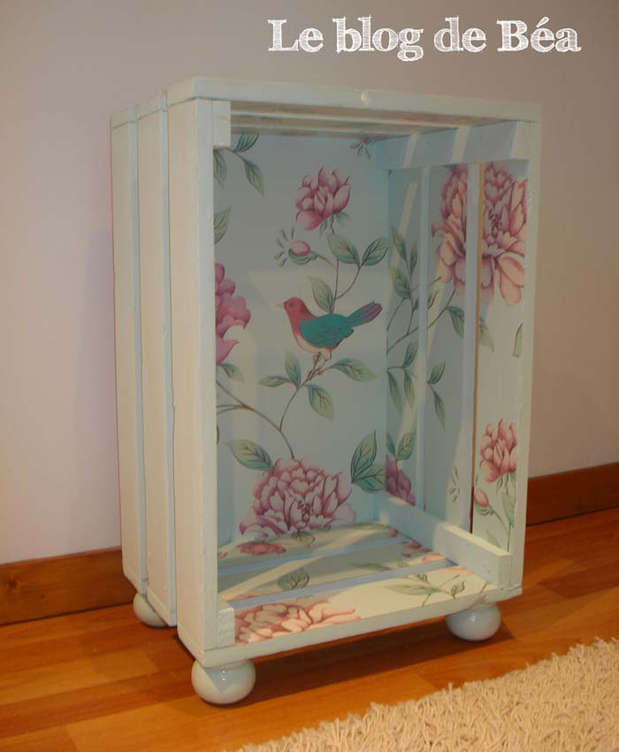 DIY Shabby Chic Side Table #diywoodcrateprojects #diywoodcrateideas #decorhomeideas