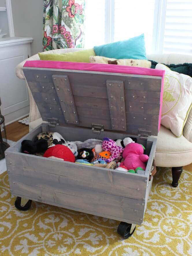 Holiday Rolling Storage Ottoman #diywoodcrateprojects #diywoodcrateideas #decorhomeideas