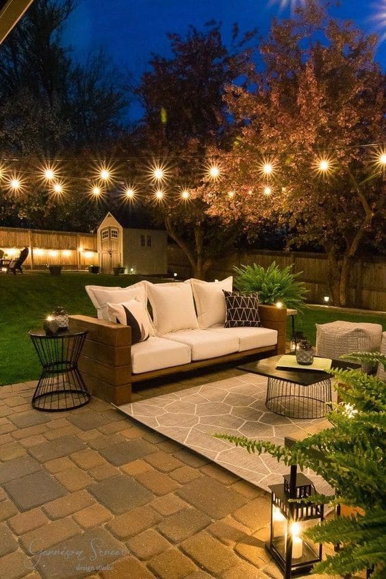 Modern Backyard Patio Idea #backyard #outdoorspaces #decorhomeideas