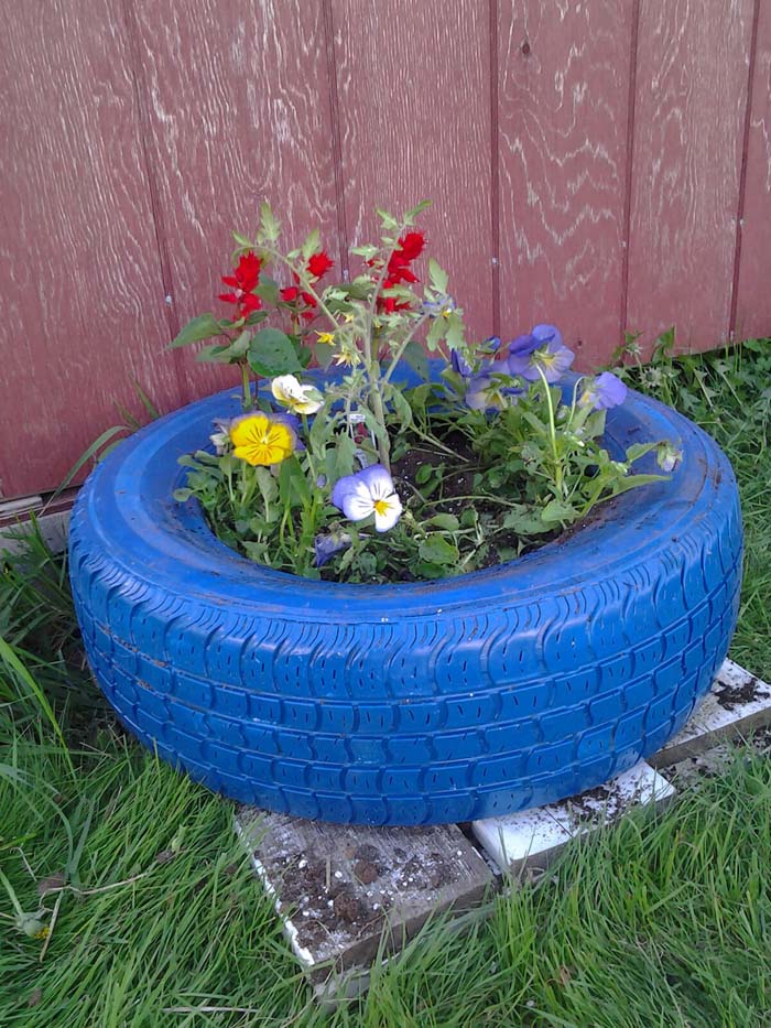 Painted Old Tires with Pansies #repurposedplanter #repurposedcontainer #decorhomeideas