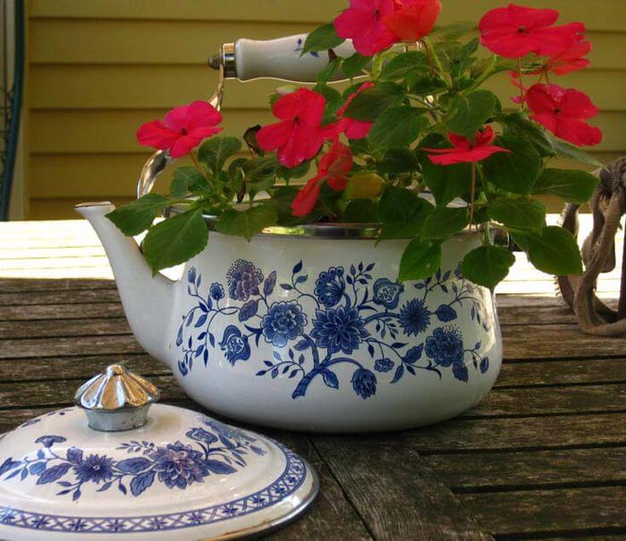 Repurposed Garden Container Ideas with a Tea Kettle #repurposedplanter #repurposedcontainer #decorhomeideas